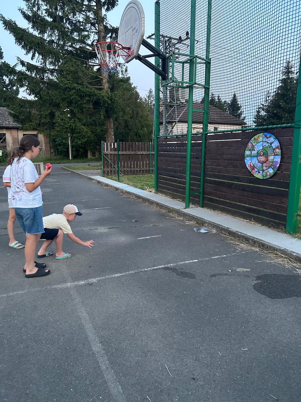 Děti hrají basketbal